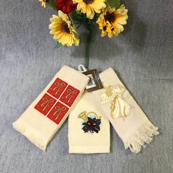 NWT - Set of Three Embroidered Christmas Hand Towels - Picture 1 of 16